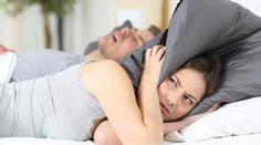 Nespat na zádech nepomáhá? Víme, jak pomoci mužům s chrápáním