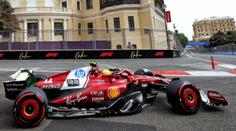 Nepovedený start Hamiltona v Baku. Při tréninku poničil své Ferrari