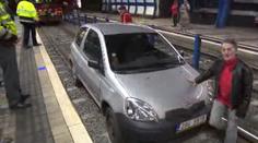 Řidička špatně odbočila. Koleje jí nezastavily, dojela na zastávku