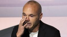Slzy dojetí a hrdosti. Slavný záložník Iniesta ve čtyřiceti ukončil kariéru
