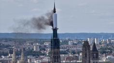 Věž gotické katedrály Notre-Dame v Rouenu zachvátil požár. Zasahovaly desítky hasičských vozů