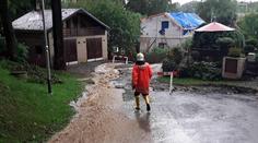 Českem se prohnaly silné bouřky a kroupy! Déšť zatopil ulice i sklepy