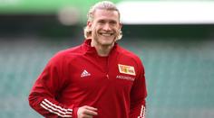 Svůdník Karius ulovil další sexbombu. Randí se známou italskou reportérkou