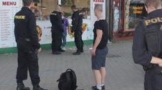 Mladíci v Plzni vymlátili stánek s kebabem! Zbili i prodavače
