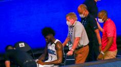 Neklekl při hymně, vzápětí skončil na vozíku! Karma, píší basketbalistovi