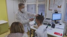 Pohotovosti praskají pod náporem dětí ve švech! Pacienti čekají i několik hodin