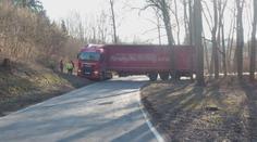 Kamioňák věřil navigaci, pak se chtěl otočit a zablokoval silnici