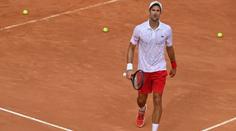 Djokovič opět v ráži! Lítala raketa a praskaly struny, rozhodčí zasáhl