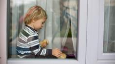 Drama v Brně! Neslyšící maminku zamkl na balkóně její dvouletý syn