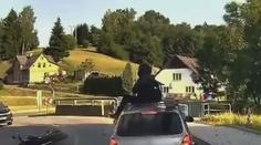Motorkářka přežila děsivou nehodu. Pád zachytila palubní kamera