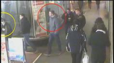 Poznáte je? Tihle chuligáni prohodili mladíka výlohou. Hledá je policie