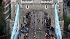 V závěru londýnského maratonu zkolaboval běžec. V nemocnici zemřel