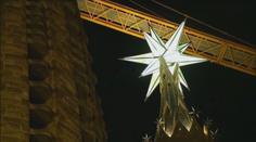 Barcelonu rozzářila vánoční hvězda na nejvyšší věži baziliky