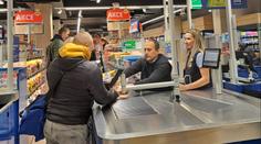 Překvapení v pražském supermarketu. Starosta šel pracovat na kasu