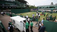 Kolaps ve Wimbledonu! Pro fanynku musela jet záchranka