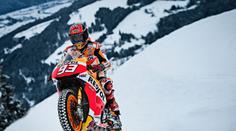Než vyrazí lyžaři... Slavný Kitzbühel zdolal motocyklista Márquez!