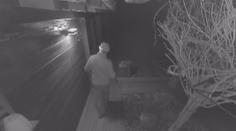 Policie pátrá po muži, který na okraji Prahy vykrádá rodinné domy