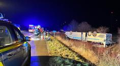 V Německu havaroval zájezdový autobus, skončil na střeše. Přes 20 zraněných