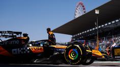 V tréninku F1 dominovala stáj McLaren. Cunoda na dně, zářil Hadjar