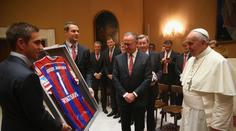 Papež dostal dres s číslem 1, věnoval mu ho Bayern