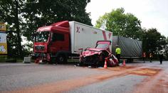 U Nové Paky vjelo auto pod náklaďák: 1 mrtvý, 2 těžce zranění