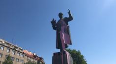 Maršál Koněv opět v růžovém, na sochu se zaměřili vandalové
