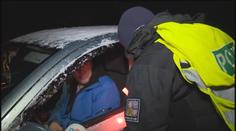 Izolace nejpostiženějších okresů začala, příjezdové cesty hlídají policisté