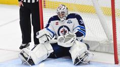 Konec napětí ve Winnipegu. Hellebuyck po žádosti o výměnu míří k Devils