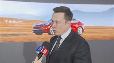Musk nechal o svém bohatství rozhodovat na Twitteru, musí prodat 10 procent akcií