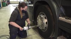 Mladá mechanička mezi kamióny! Vymění i stokilovou pneumatiku
