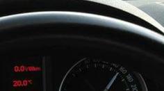 Chce se zabít?! Nechal se v autě na laně táhnout rychlostí 160 km/h