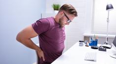 Trápí vás bolavá záda až příliš často? Poradíme, kdy vyhledat lékaře