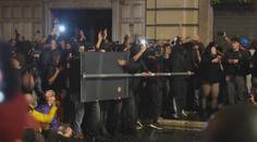 Demonstrací v Evropě se účastnily statisíce lidí. V ulicích Paříže zněly výbuchy