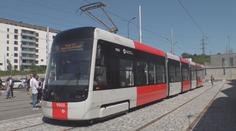V Praze vyjela do ulic tramvaj 52T. První jízda přilákala desítky fanoušků