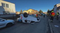 Kuriózní nehoda v pražských Čimicích. Auto na střeše zablokovalo ulici