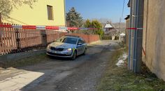 Dva mrtvé seniory našli v domě u Prahy. Policii upozornil na tragédii anonym