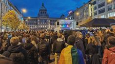 Společně proti nenávisti: Lidé v Praze uctili památku obětí bratislavské střelby
