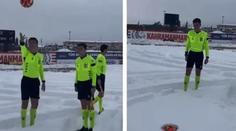 Bizár v turecké lize: Málem se hrálo ve 40 cm sněhu, sudí to museli kontrolovat