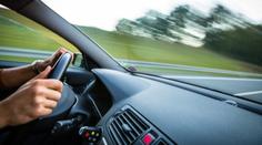 V autě měl dvě malé děti a jel skoro 200 km/h. Řidiče na D7 zastavila policie