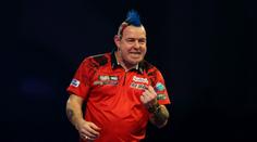 Peter Wright po luxusní otočce postupuje. Hala bouřila nadšením