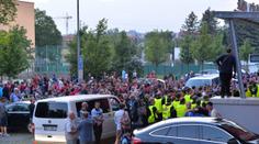 Naštvaní fanoušci Plzně: Dobývali se za hráči, uklidňoval je Vrba!