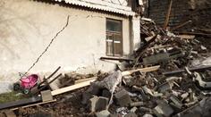 Sesuv půdy v Rychnově silně poškodil dům. Muž s pěti dětmi přišel o domov