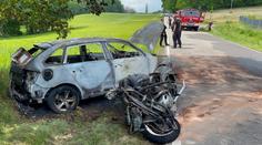 Auto i motorka po srážce u Prahy vzplály. Jeden mrtvý, dva zranění