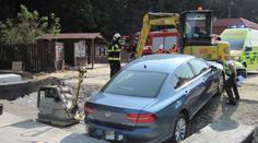 Muž chtěl projet staveništěm, do cesty se mu ale postavil bagr