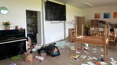 Na Tachovsku řeší rozmlácenou a vykradenou školku. Podezřelé jsou děti