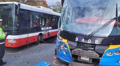 Nehoda v centru Prahy: Tramvaj po srážce s autobusem vykolejila