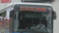 Lidé čekají na autobus mnohdy marně. Dopravce slibuje nápravu