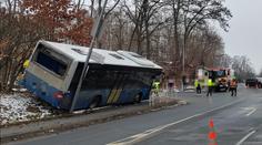 Nehoda autobusu v Domažlicích. Mladý řidič měl vozidlo špatně zabrzdit