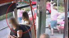 Černý pasažér vyskočil z tramvaje, ale daleko neutekl. Sejmulo ho auto