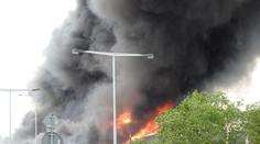 Požár v Hostivaři definitivně uhasl. Policie v areálu zadržela svědka!